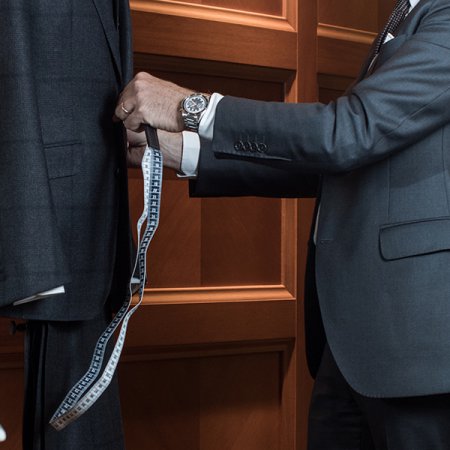 Krawiec a szycie garnituru na miarę. Czy to jest to samo?